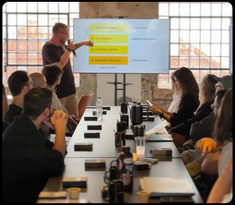 o Dudu conduzindo um workshop, com a turma nas mesas